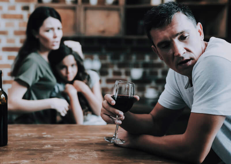 Cómo enfrentar las adicciones al alcohol, drogas y juegos de azar durante la pandemia